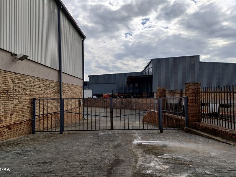 650m2  Warehouse  - FOR SALE at R5,8m plus vat - Photo 3