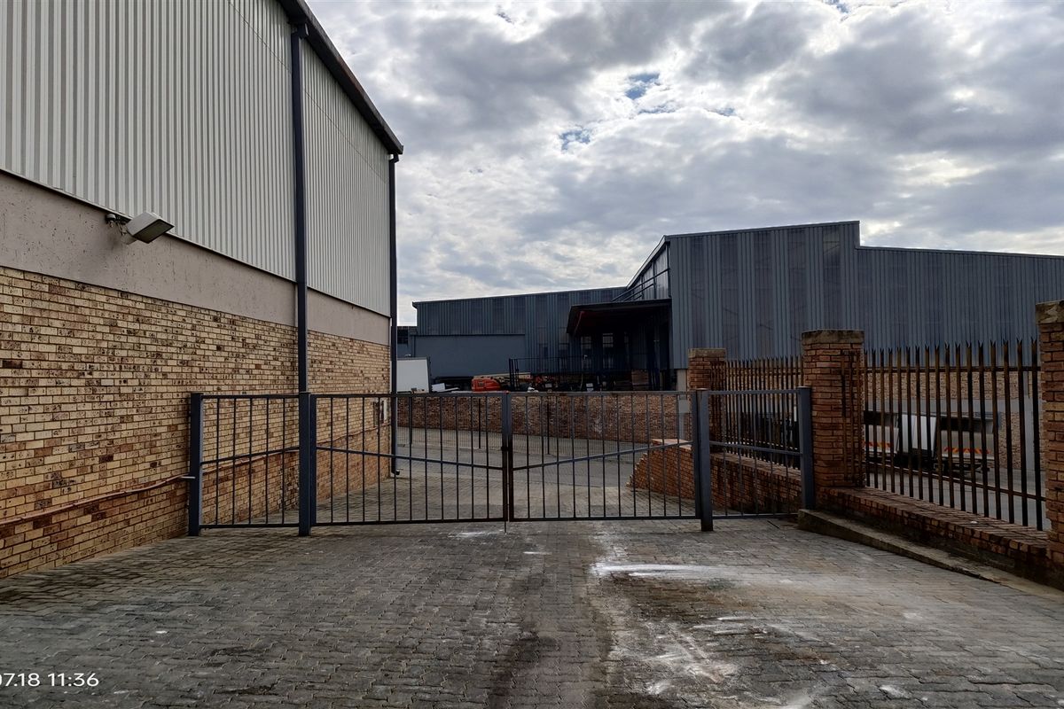 650m2  Warehouse  - FOR SALE at R5,8m plus vat - Photo 3