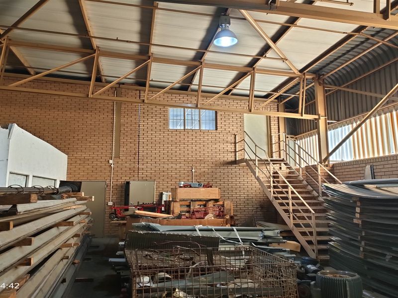 1600m2  Warehouse  - TO LEASE - Photo 10