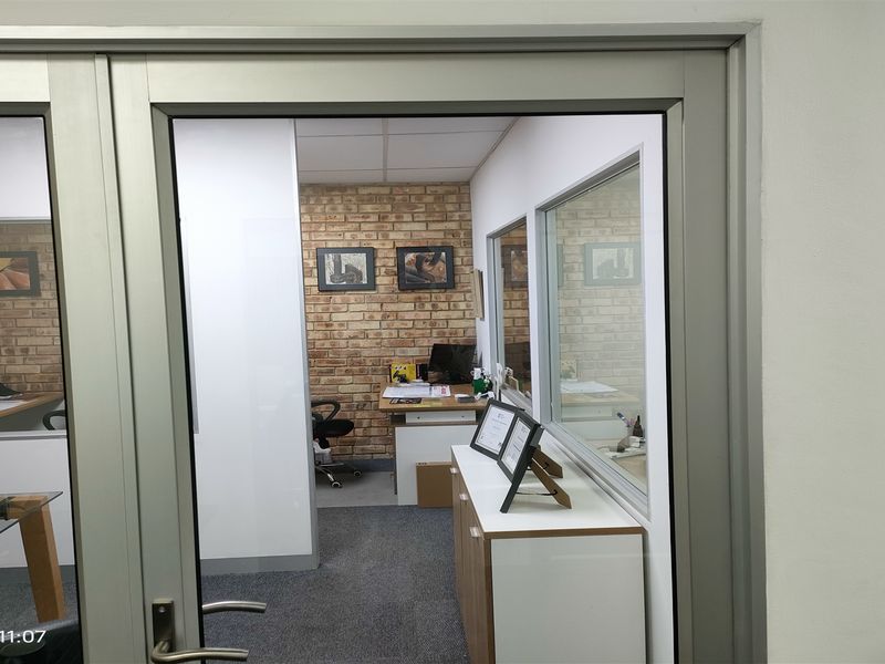 318m2  Warehouse  - TO LEASE - Photo 7
