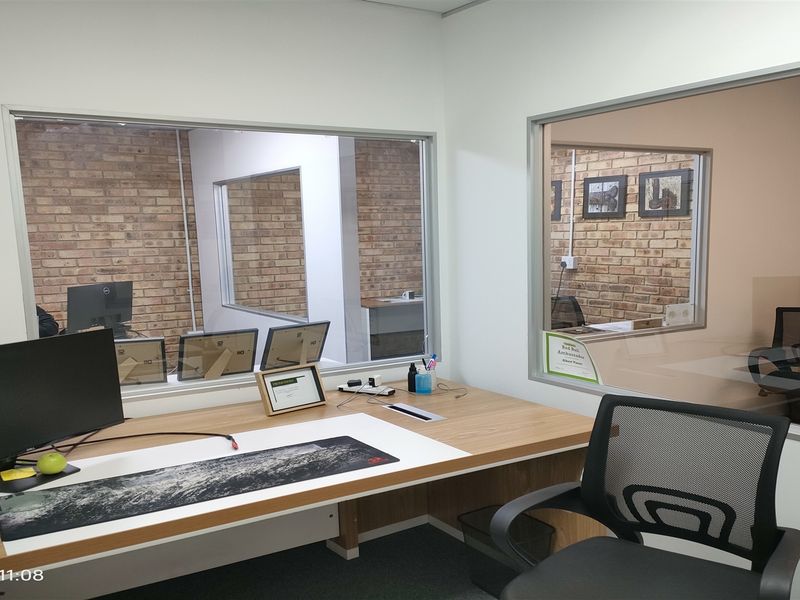 318m2  Warehouse  - TO LEASE - Photo 9
