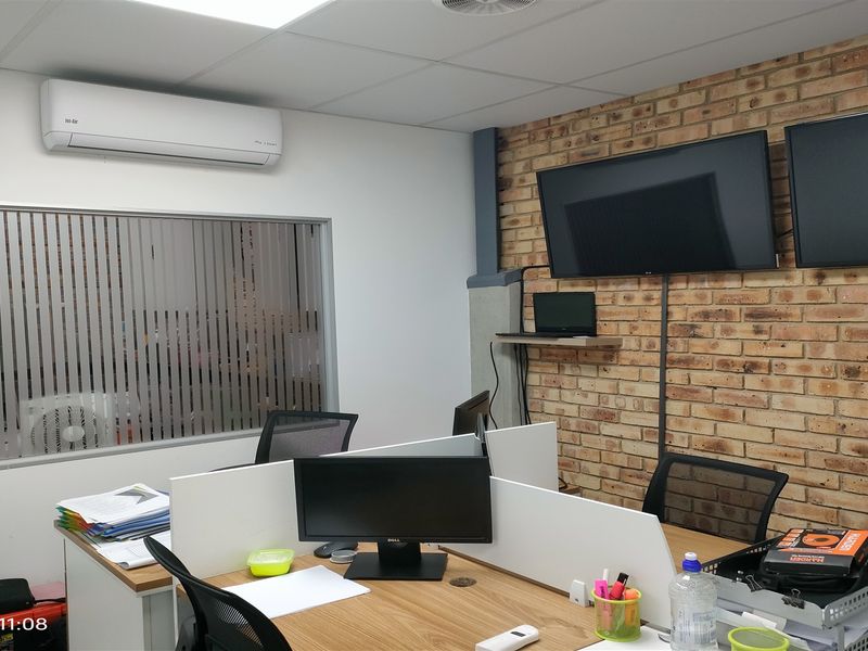 318m2  Warehouse  - TO LEASE - Photo 8