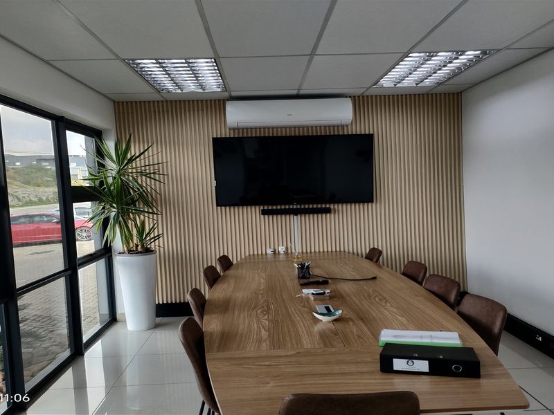 318m2  Warehouse  - TO LEASE - Photo 5
