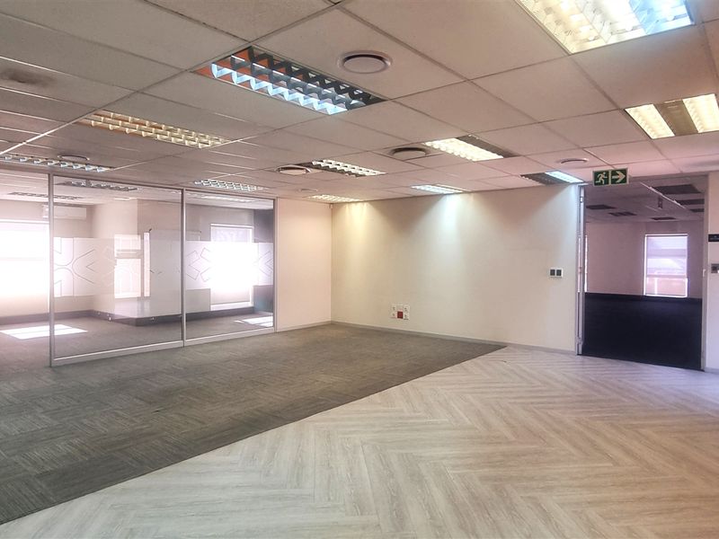 Immaculate office space to let in Woodmead Office Park - Photo 9