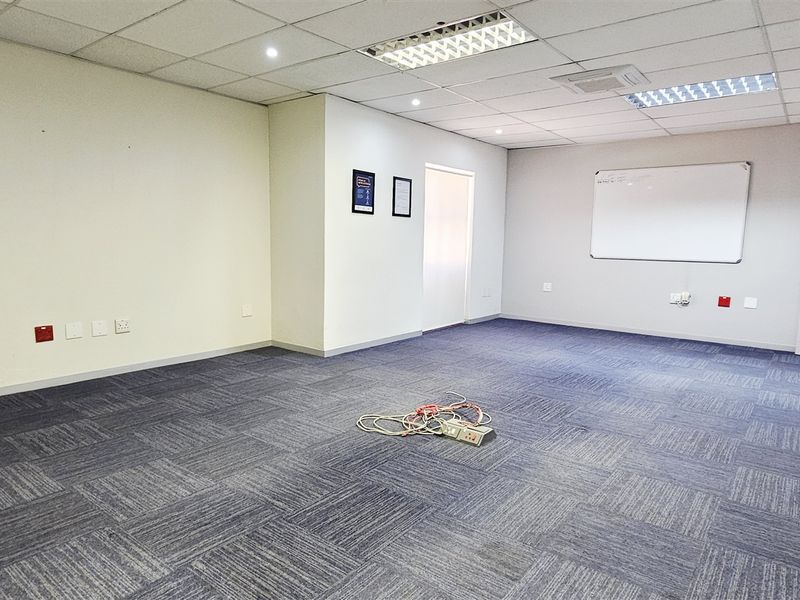 Immaculate office space to let in Woodmead Office Park - Photo 8