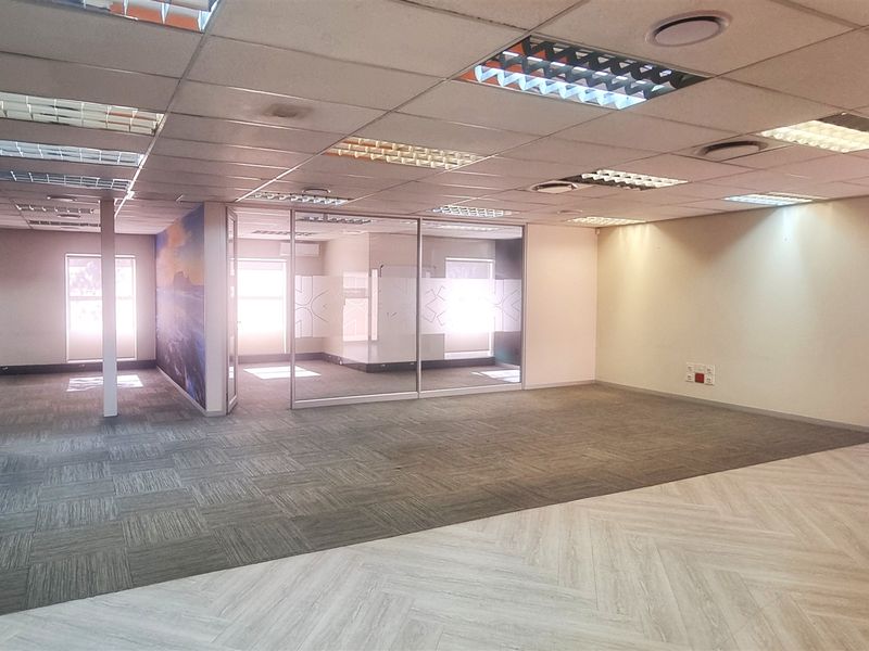 Immaculate office space to let in Woodmead Office Park - Photo 10