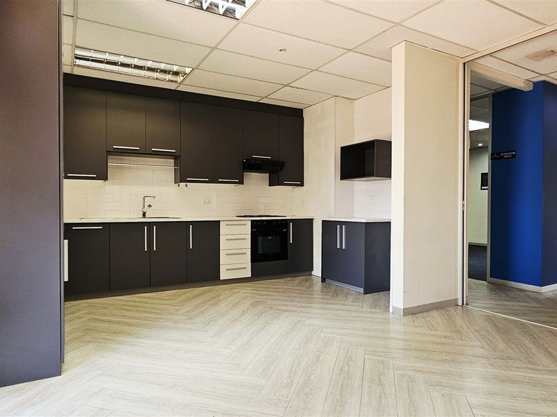 Immaculate office space to let in Woodmead Office Park - Photo 4