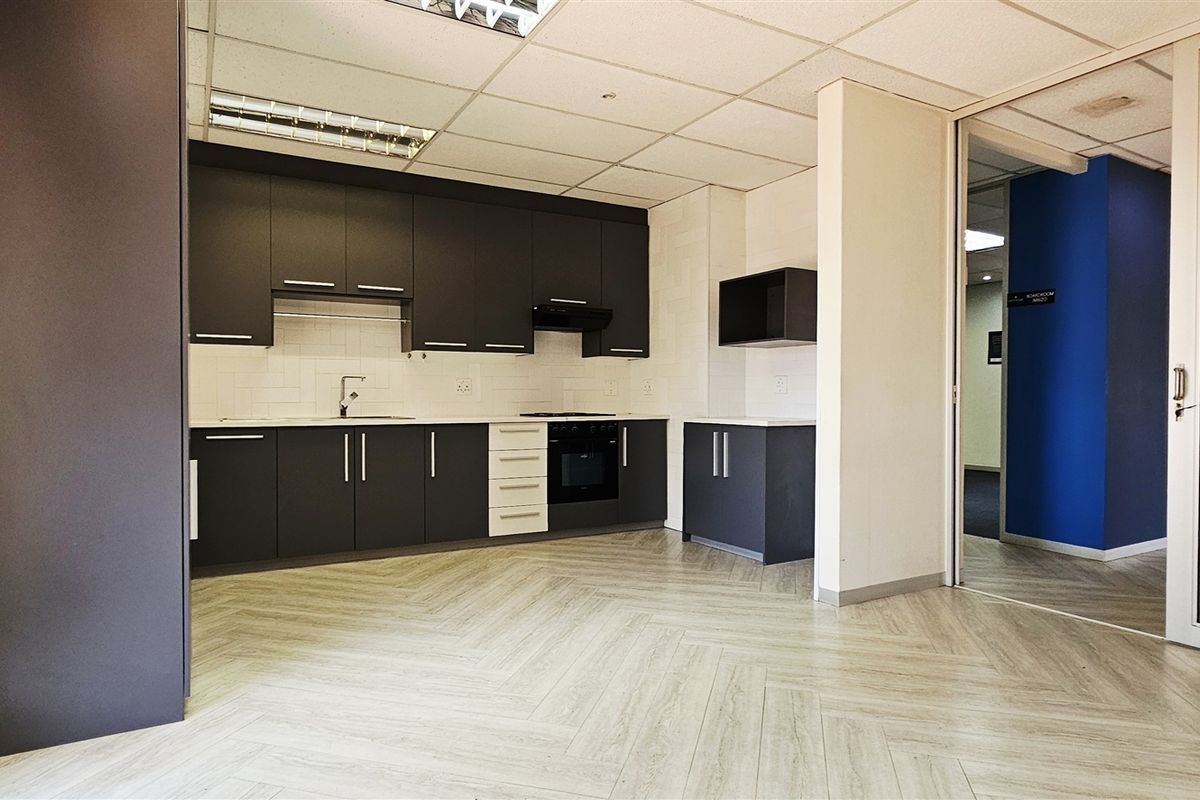 Immaculate office space to let in Woodmead Office Park - Photo 4