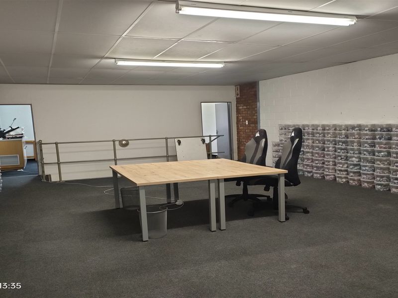 353m2  Warehouse  - TO LEASE - Photo 7