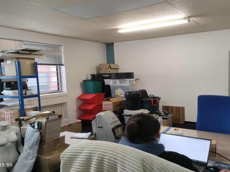 353m2  Warehouse  - TO LEASE - Photo 8