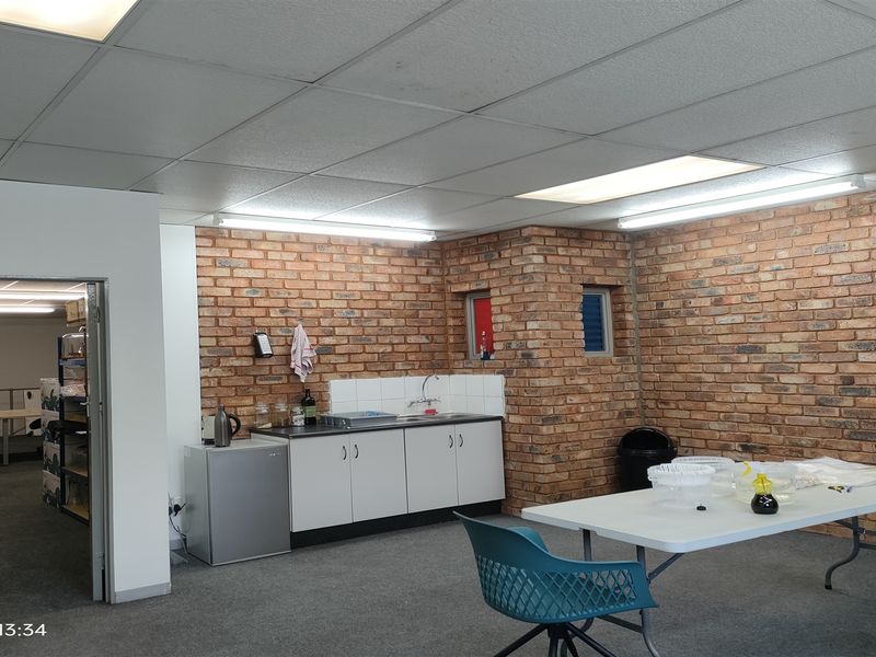 353m2  Warehouse  - TO LEASE - Photo 5