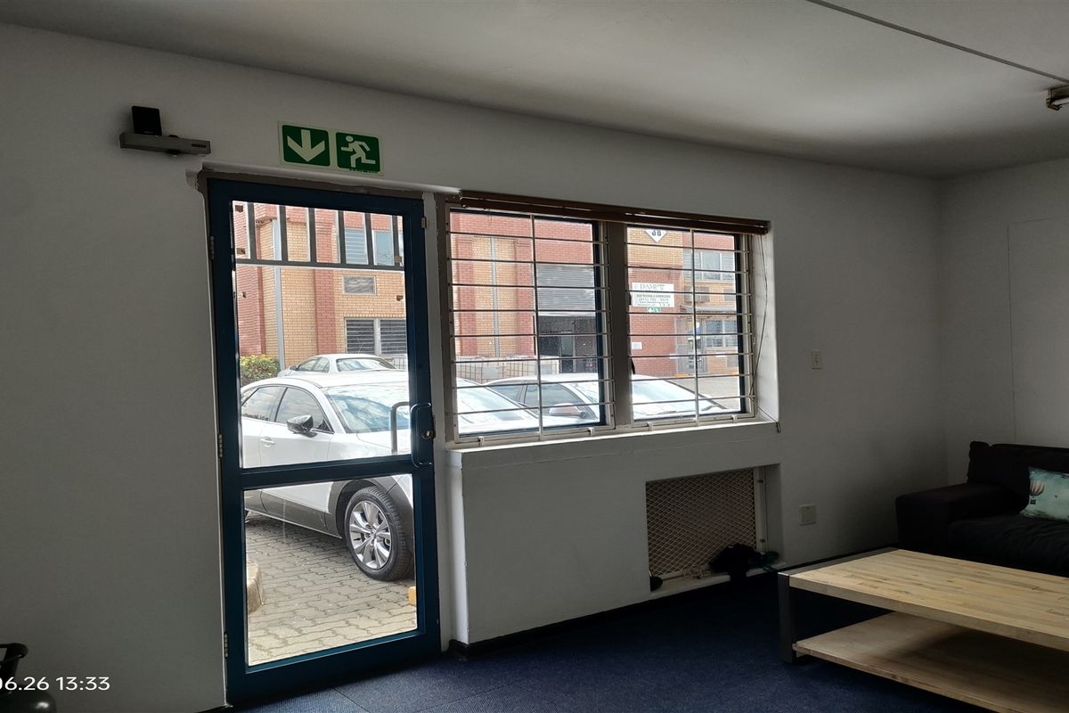 353m2  Warehouse  - TO LEASE - Photo 2