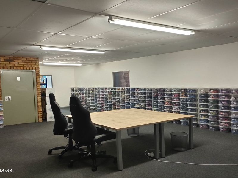 353m2  Warehouse  - TO LEASE - Photo 3