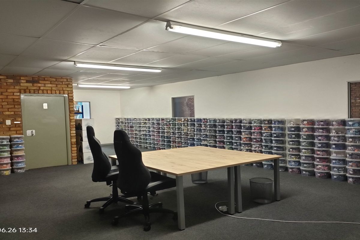 353m2  Warehouse  - TO LEASE - Photo 3