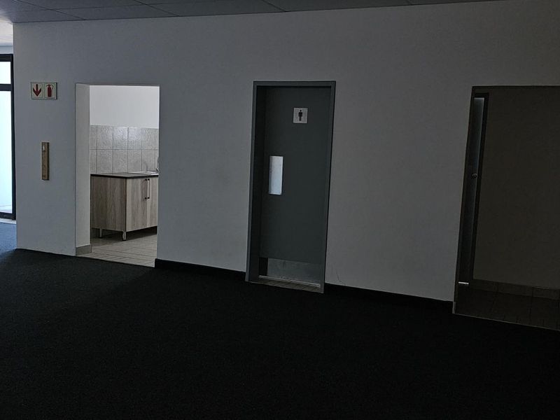 Move-In Ready Warehouses – Competitive Rental Rates! - Photo 2