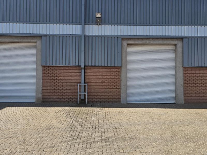 Move-In Ready Warehouses – Competitive Rental Rates! - Photo 9