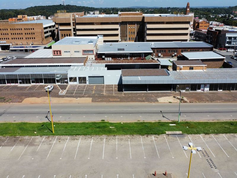 Expansive showroom with workshop for sale in Klerksdorp Central—ideal for your business venture! - Photo 5