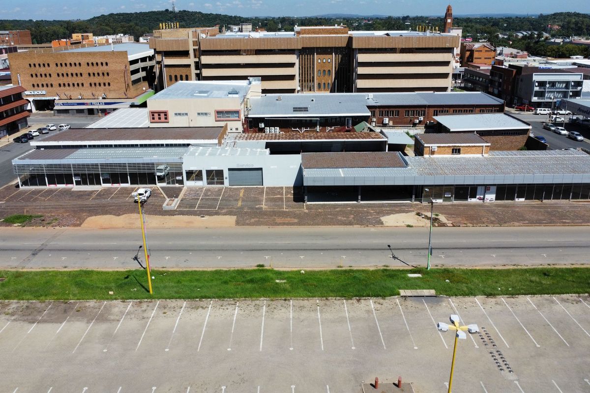 Expansive showroom with workshop for sale in Klerksdorp Central—ideal for your business venture! - Photo 5