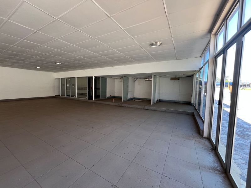 Expansive showroom with workshop for sale in Klerksdorp Central—ideal for your business venture! - Photo 8