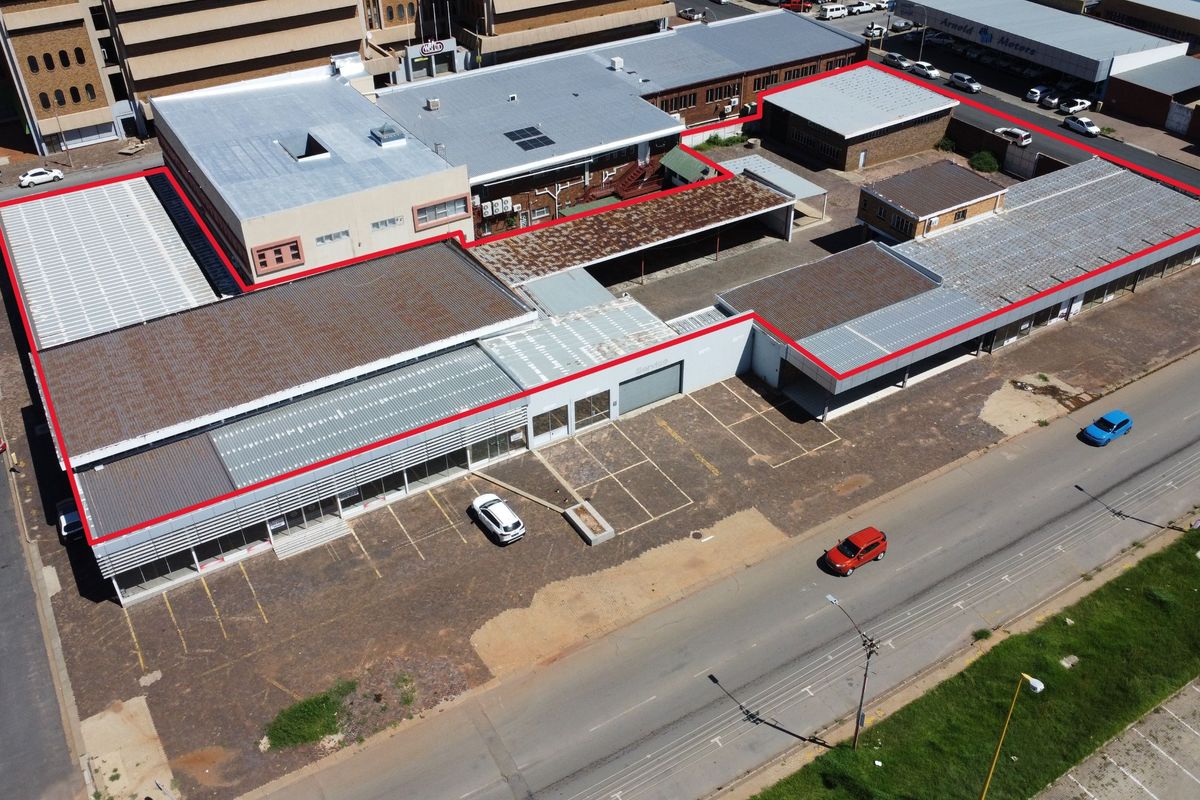 Expansive showroom with workshop for sale in Klerksdorp Central—ideal for your business venture! - Photo 2