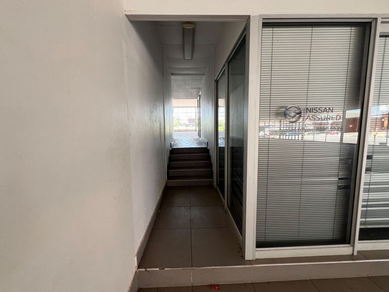 Expansive showroom with workshop for sale in Klerksdorp Central—ideal for your business venture! - Photo 9