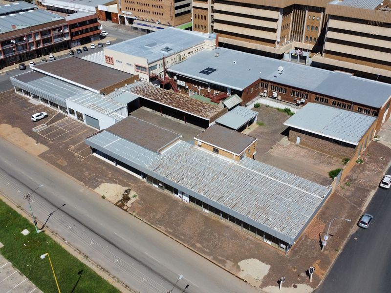 Expansive showroom with workshop for sale in Klerksdorp Central—ideal for your business venture! - Photo 3