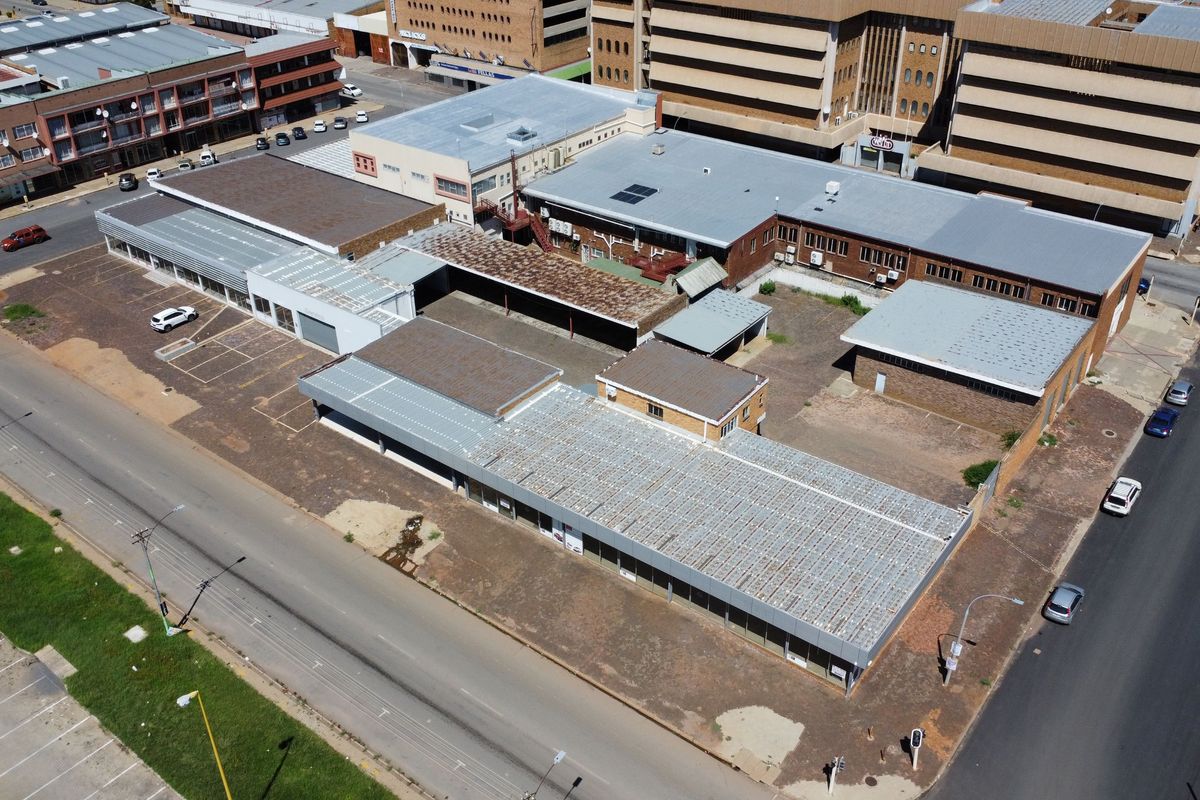 Expansive showroom with workshop for sale in Klerksdorp Central—ideal for your business venture! - Photo 3