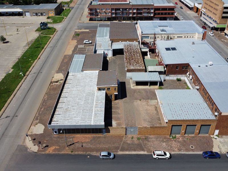Expansive showroom with workshop for sale in Klerksdorp Central—ideal for your business venture! - Photo 4