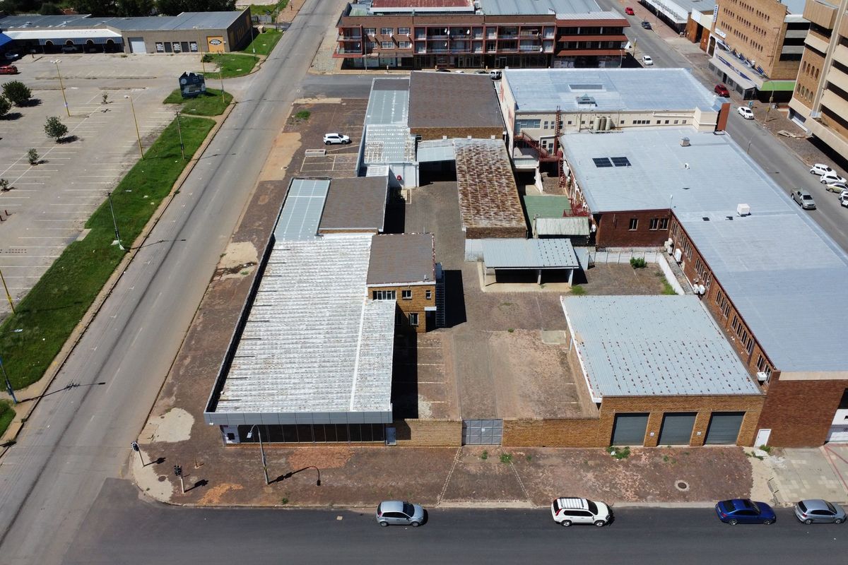 Expansive showroom with workshop for sale in Klerksdorp Central—ideal for your business venture! - Photo 4