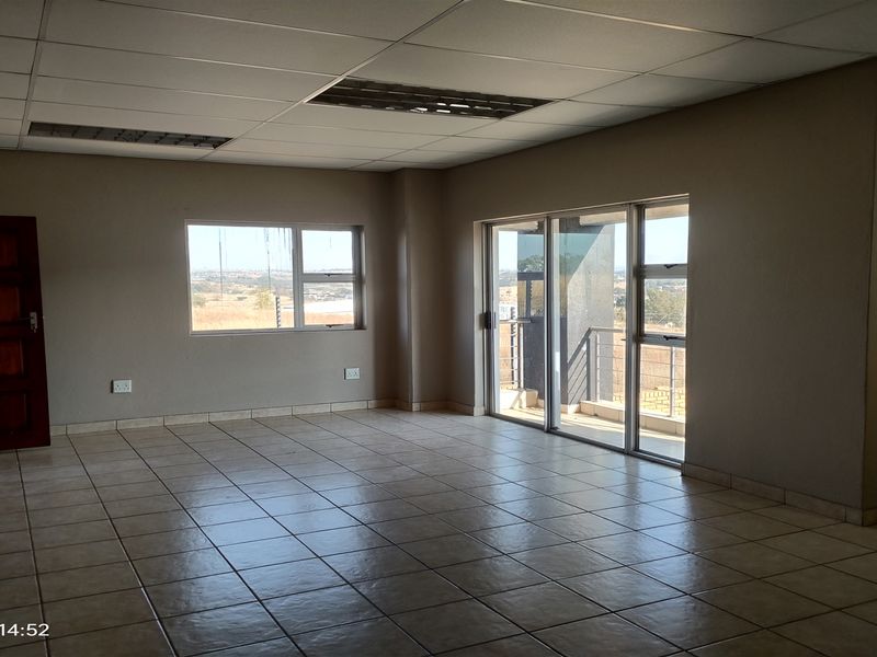 404m2  Warehouse  - TO LEASE - Photo 9