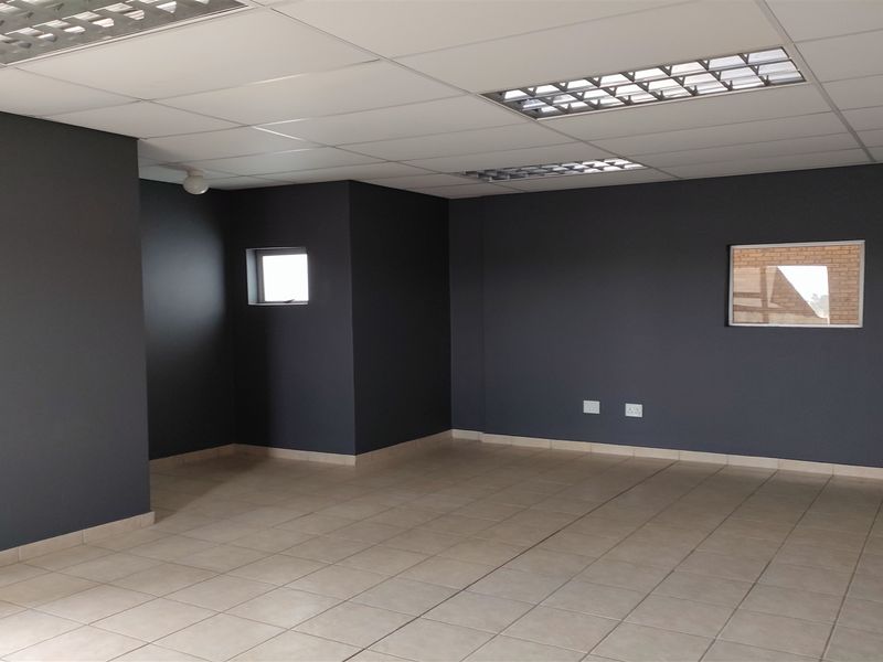 404m2  Warehouse  - TO LEASE - Photo 10