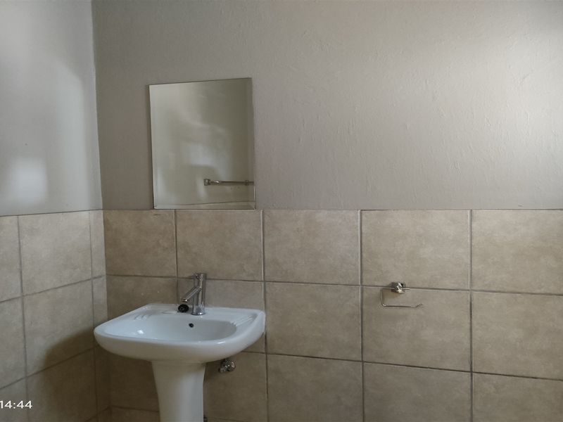 404m2  Warehouse  - TO LEASE - Photo 7