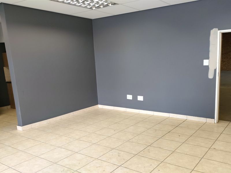 404m2  Warehouse  - TO LEASE - Photo 6