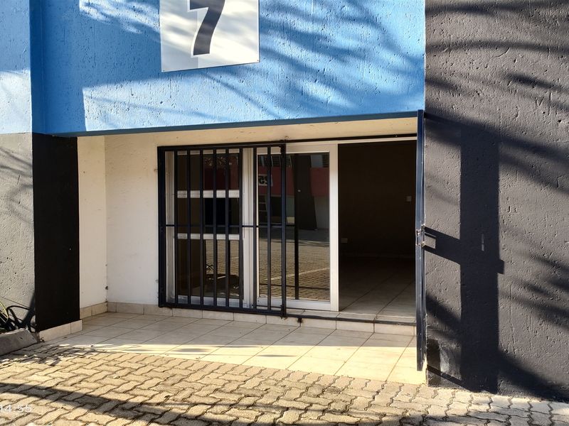 404m2  Warehouse  - TO LEASE - Photo 2