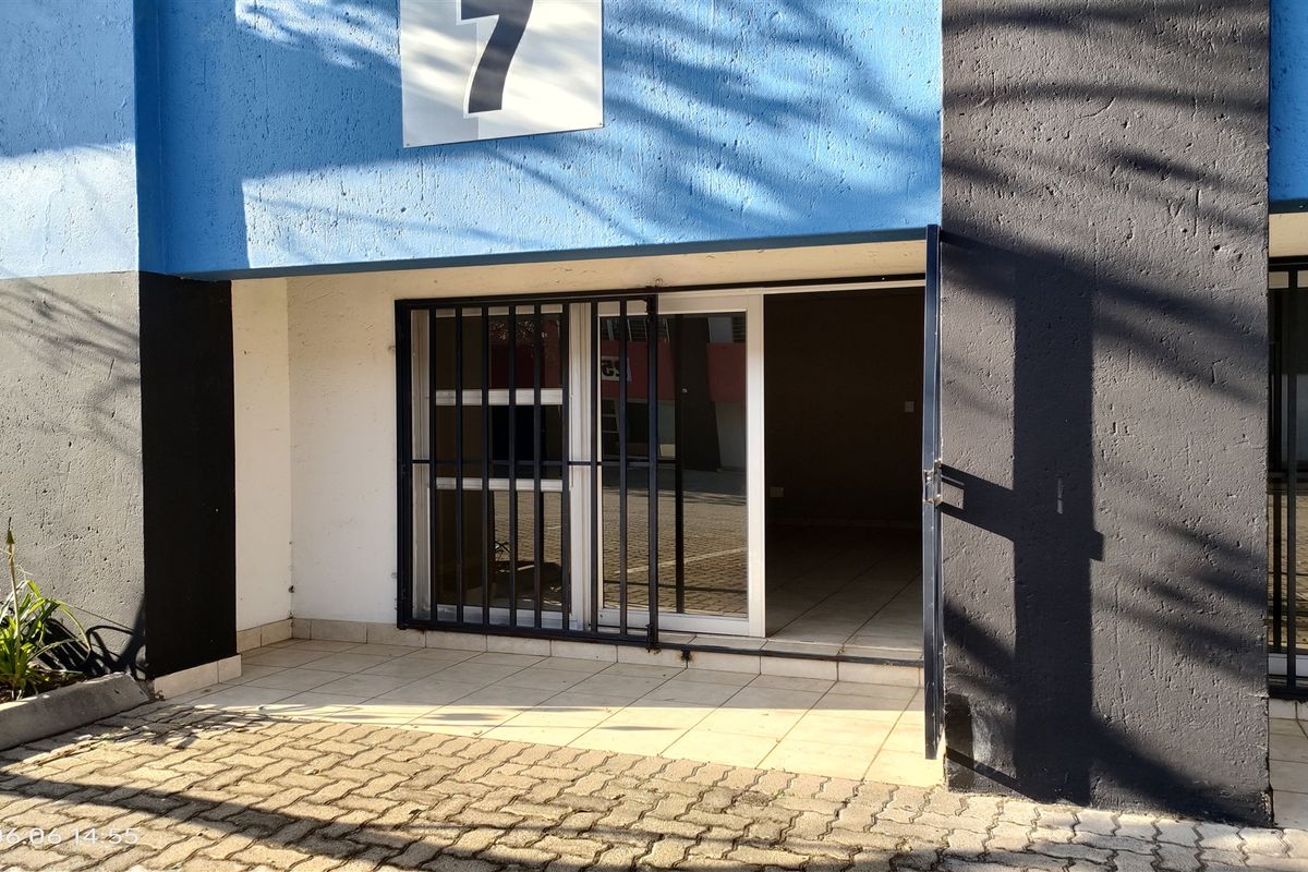 404m2  Warehouse  - TO LEASE - Photo 2