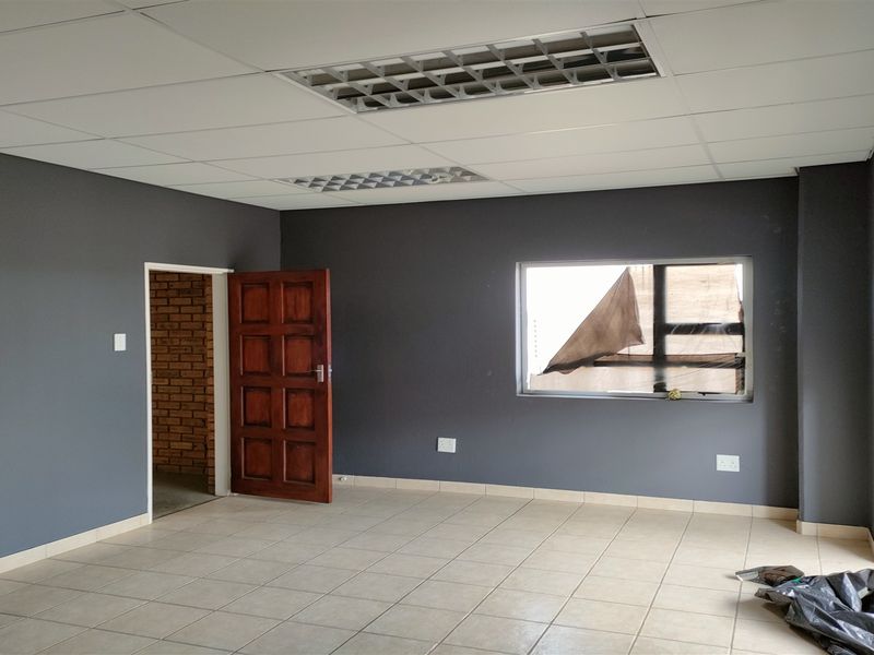 404m2  Warehouse  - TO LEASE - Photo 4