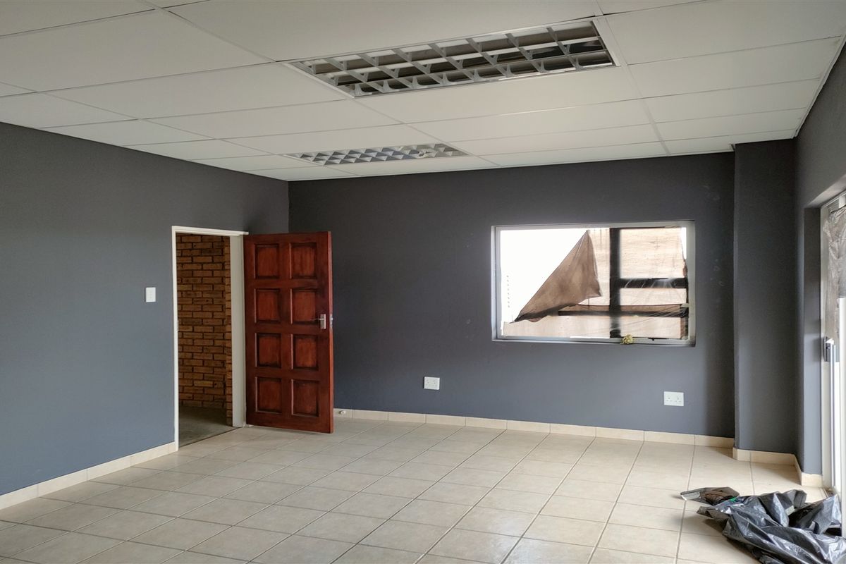 404m2  Warehouse  - TO LEASE - Photo 4