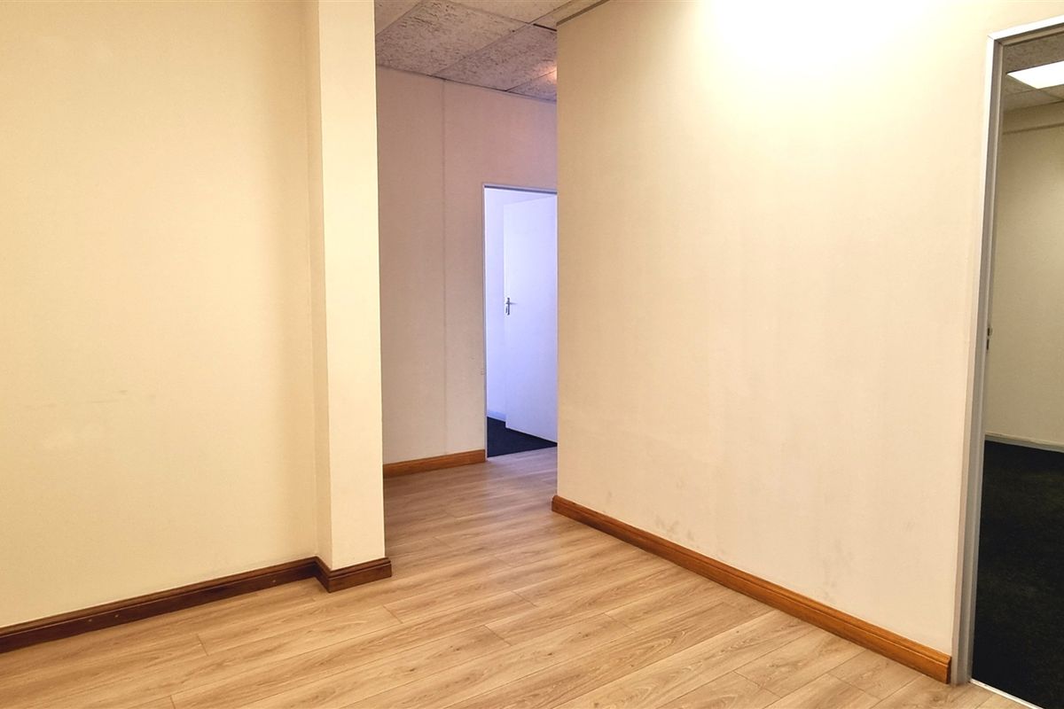 Office space to let on the 2nd floor of BryanPark Shopping Centre - Photo 2