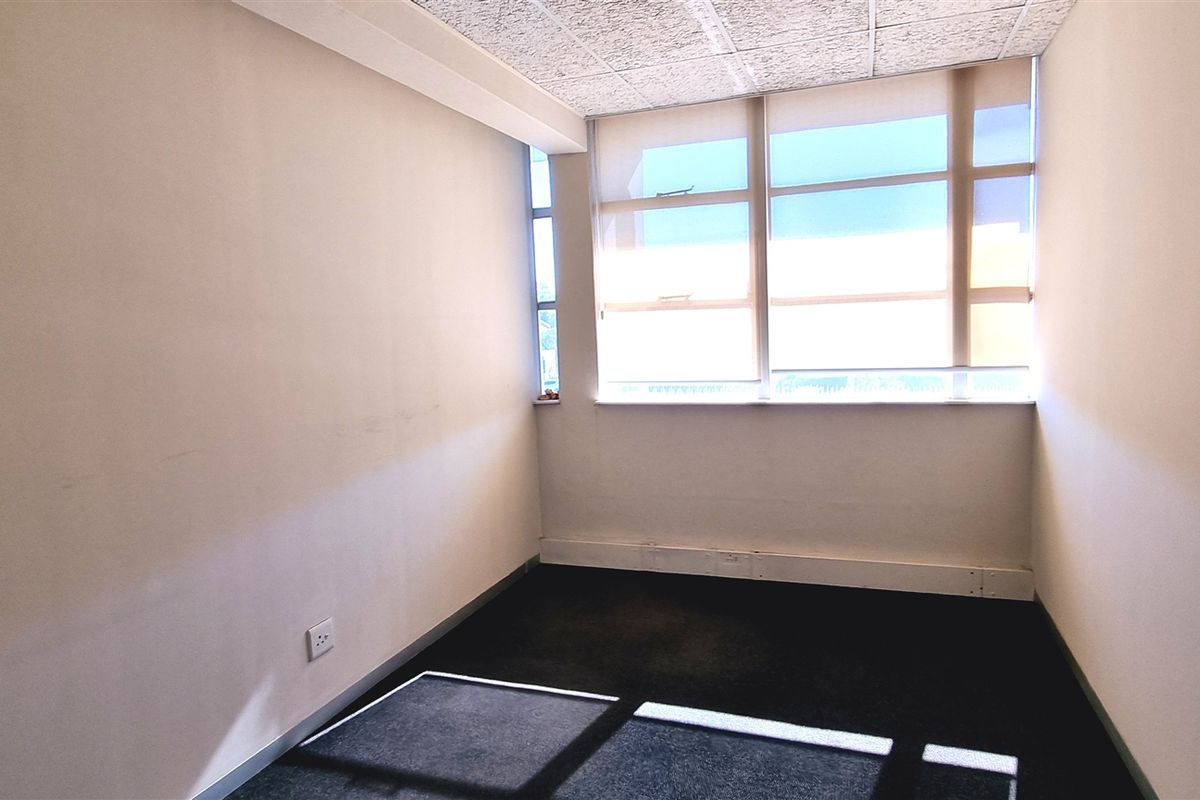 Office space to let on the 2nd floor of BryanPark Shopping Centre - Photo 5