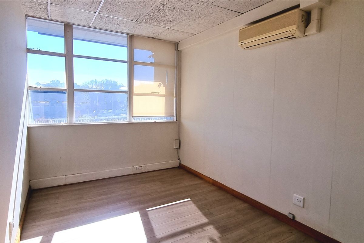 Office space to let on the 2nd floor of BryanPark Shopping Centre - Photo 4