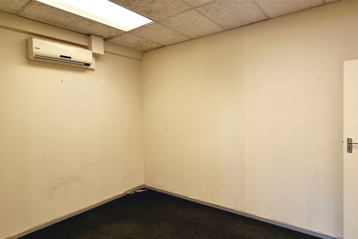 Office space to let on the 2nd floor of BryanPark Shopping Centre - Photo 3