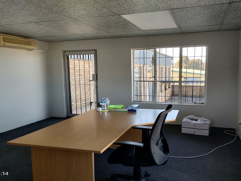 571m2  Warehouse  - TO LEASE - Photo 10