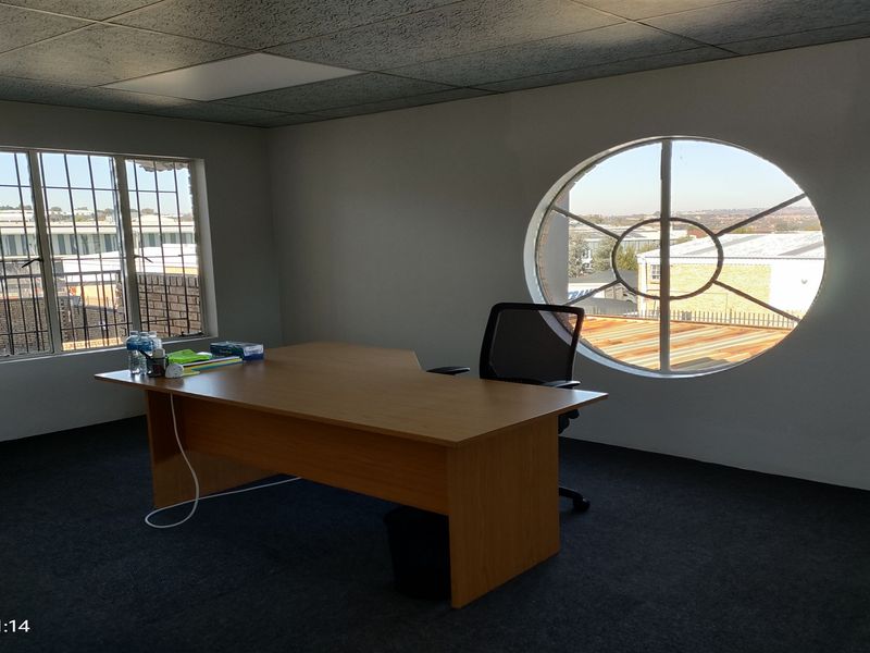 571m2  Warehouse  - TO LEASE - Photo 7