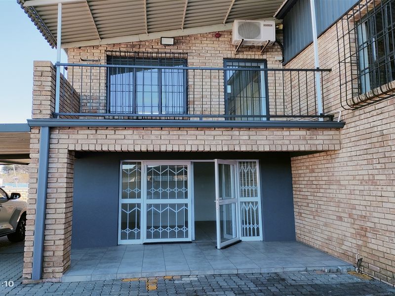 571m2  Warehouse  - TO LEASE - Photo 2