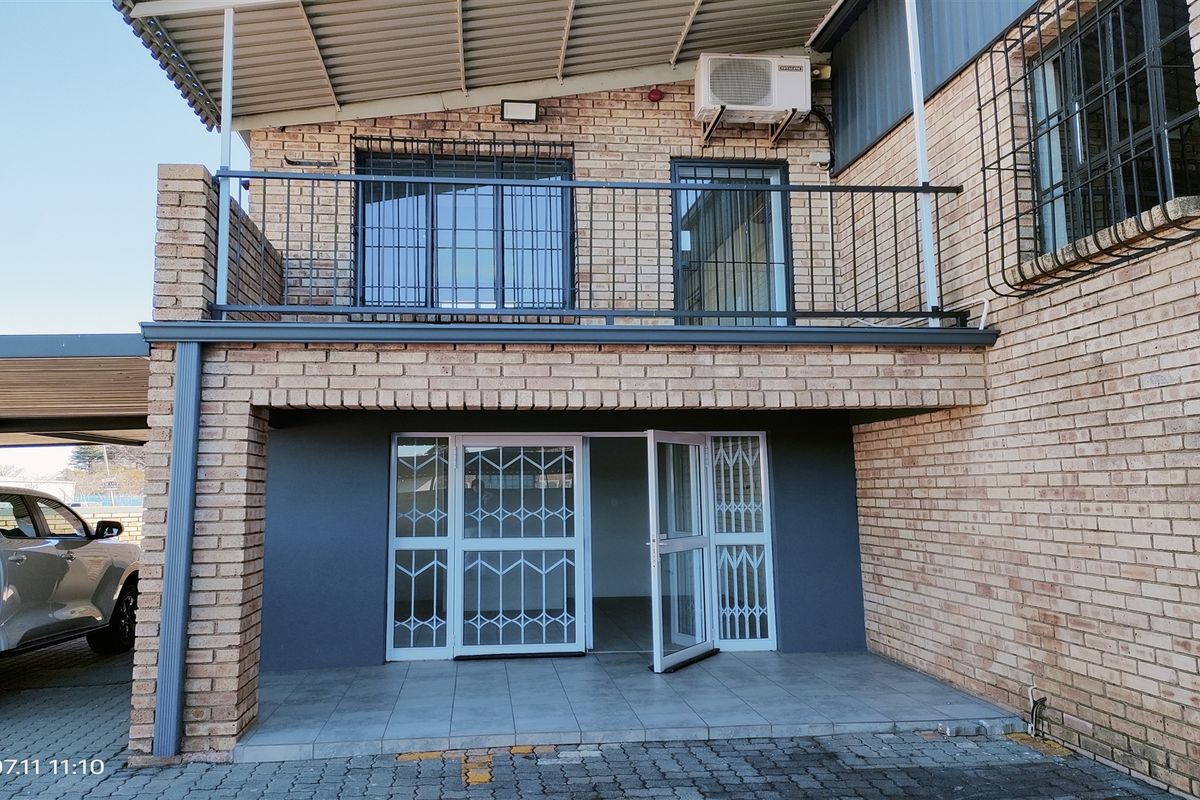 571m2  Warehouse  - TO LEASE - Photo 2