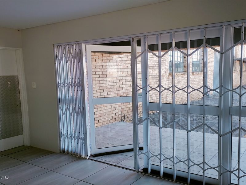 571m2  Warehouse  - TO LEASE - Photo 3