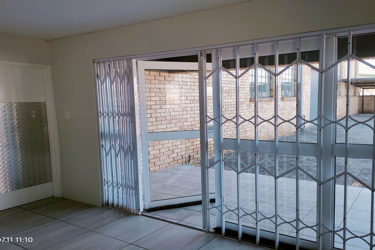 571m2  Warehouse  - TO LEASE - Photo 3