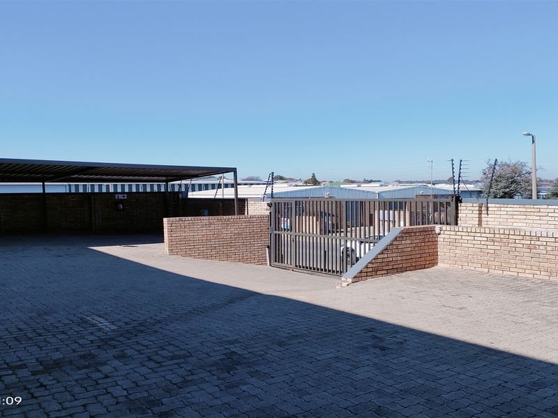 571m2  Warehouse  - TO LEASE - Photo 4