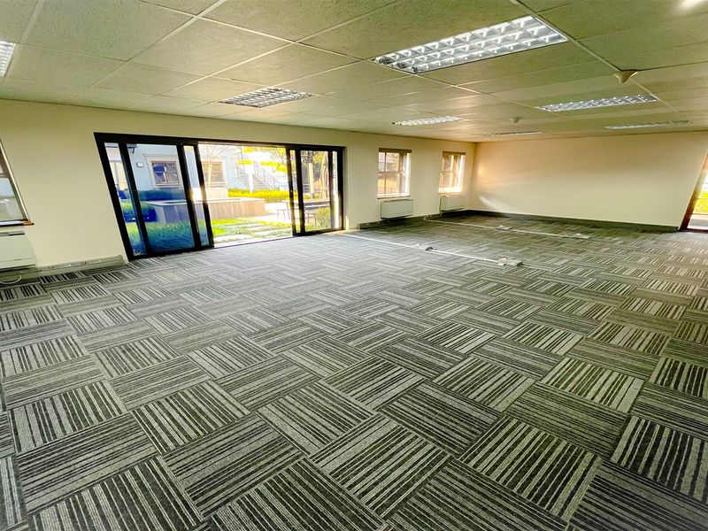 383m2 office space to let in Houghton Estate - Photo 6