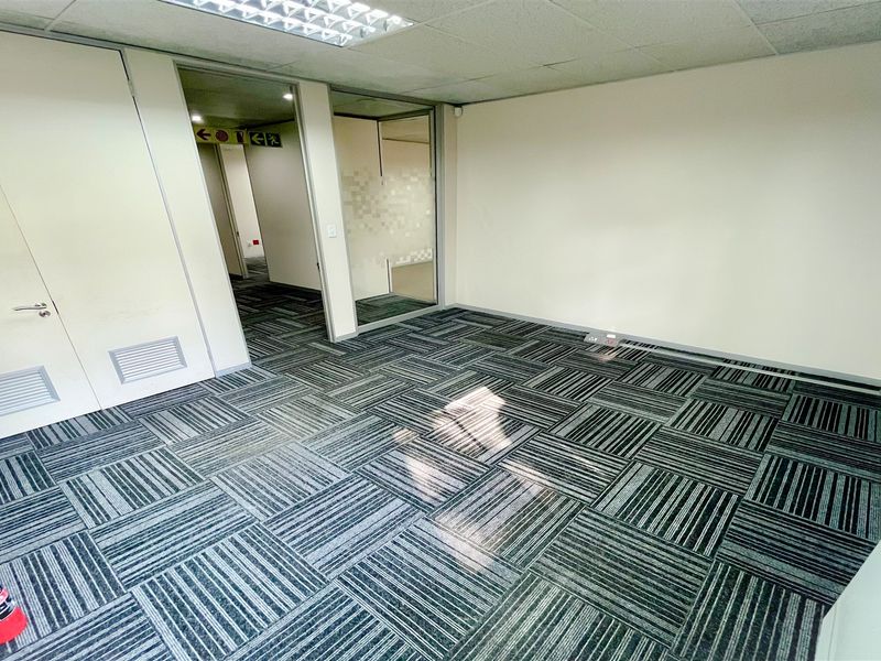 383m2 office space to let in Houghton Estate - Photo 4